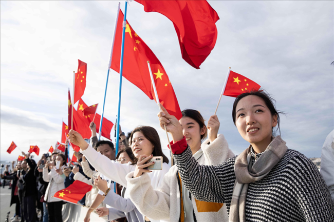 △當(dāng)?shù)貢r間11月14日，華僑華人和中國留學(xué)生代表在沿途街道，熱烈歡迎習(xí)近平主席到訪。