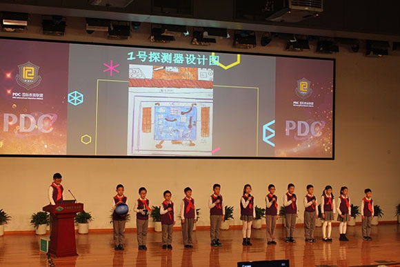 北京呼家樓中心小學(xué)的學(xué)生們展示PDC項目“新行星移民計劃探索衛(wèi)星設(shè)計”。