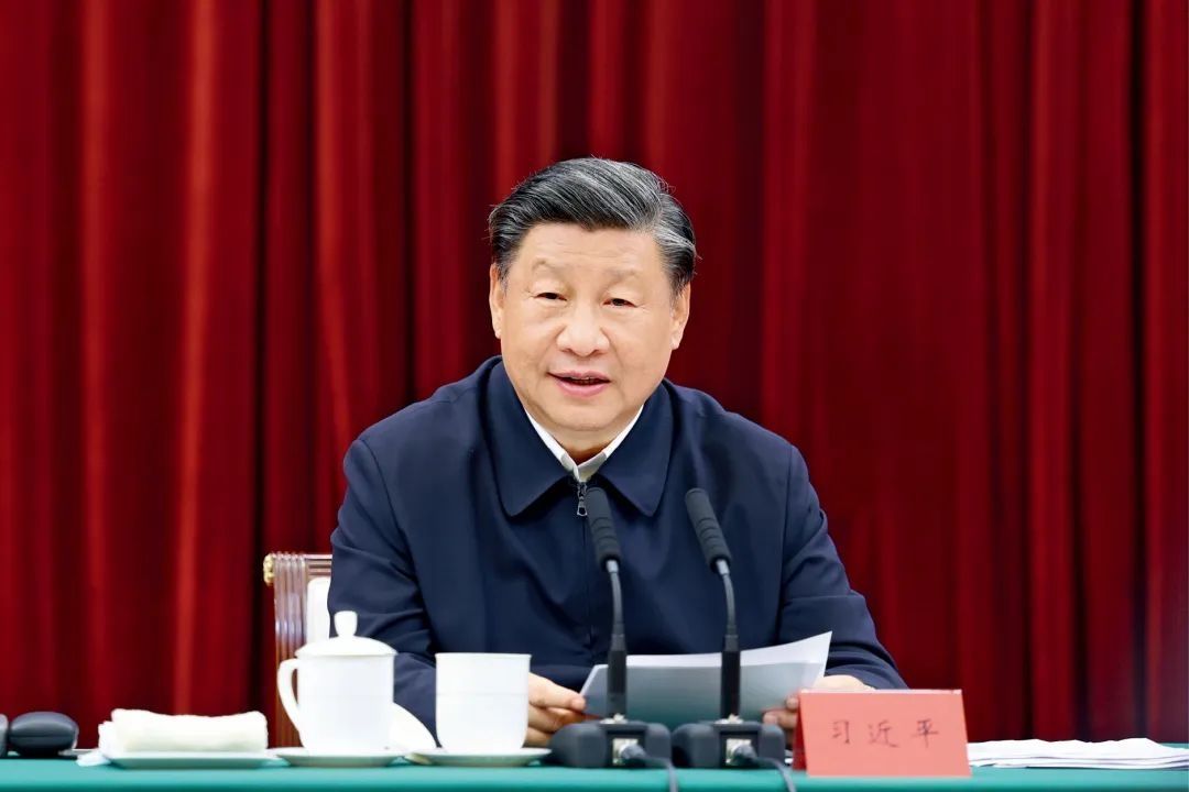 2023年10月12日，中共中央總書記、國家主席、中央軍委主席習(xí)近平在江西省南昌市主持召開進(jìn)一步推動長江經(jīng)濟(jì)帶高質(zhì)量發(fā)展座談會并發(fā)表重要講話。習(xí)近平強(qiáng)調(diào)，完善跨區(qū)域、跨部門、跨層級的數(shù)據(jù)信息共享和流程互聯(lián)互通，深化政務(wù)服務(wù)合作，優(yōu)化營商環(huán)境。圖/新華社記者 鞠鵬 攝