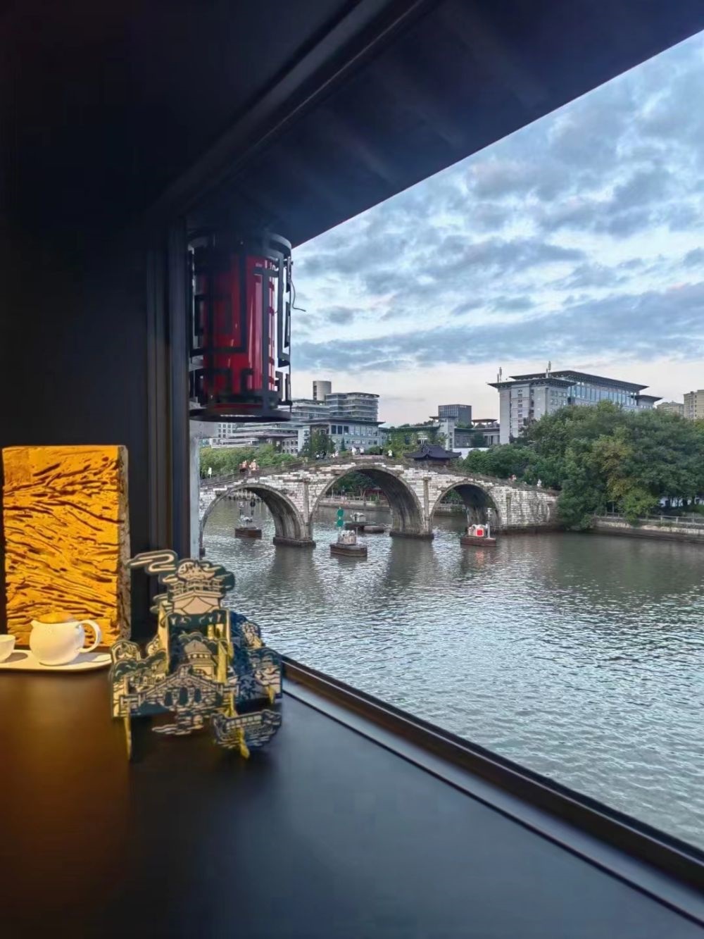 文創(chuàng)產(chǎn)品與拱宸橋。（受訪者供圖）