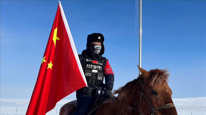 呼倫貝爾陳巴爾虎旗公安局副局長(zhǎng)石永志。人民網(wǎng)記者 張敏穎攝
