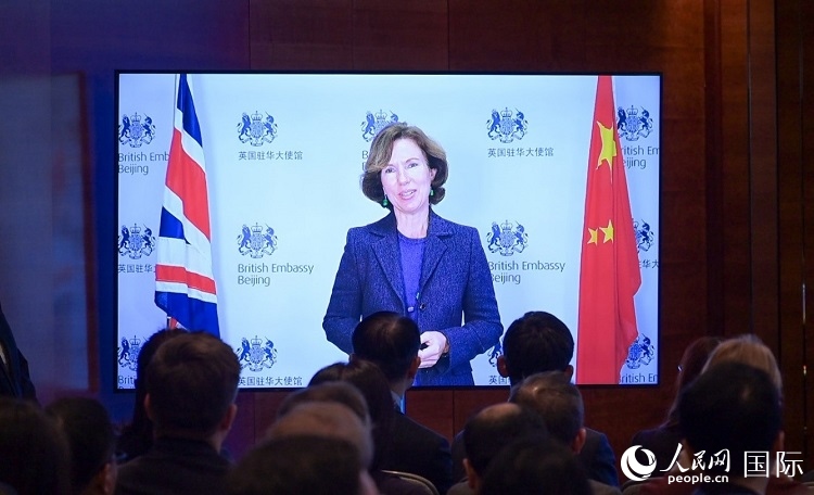 英國駐華大使吳若蘭發(fā)表視頻主旨演講。人民網(wǎng) 郭錦標(biāo) 攝
