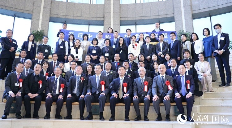 到場嘉賓與中國駐日本大使吳江浩合影留念。人民網(wǎng) 許可攝