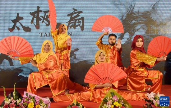 11月22日，在孟加拉國達(dá)卡，學(xué)生在孔子課堂揭牌儀式上表演。新華社發(fā)（薩利姆攝）