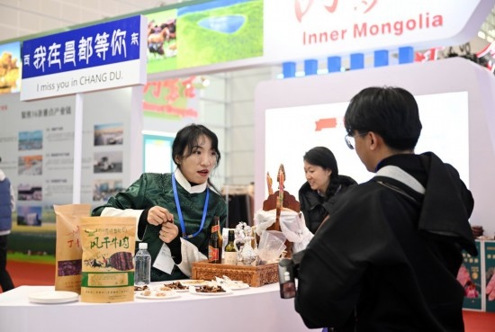 11月23日，參展商和參觀者在國家會展中心（天津）國內(nèi)省市合作交流展區(qū)交流。新華社記者 趙子碩 攝