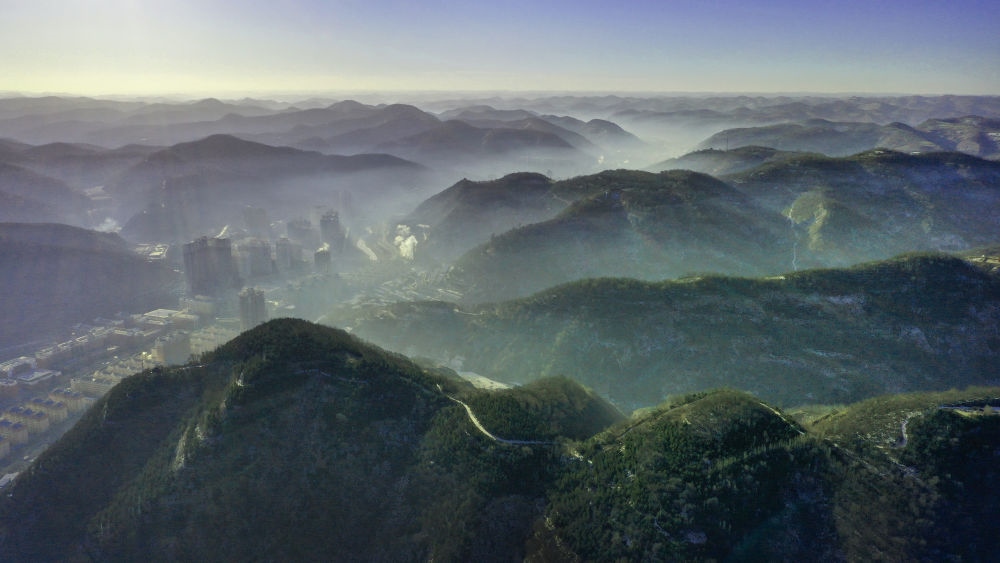 陜西省延安市吳起縣的山山峁峁被茂密的山林覆蓋（2021年12月20日攝，無人機(jī)照片）。新華社記者 陶明 攝