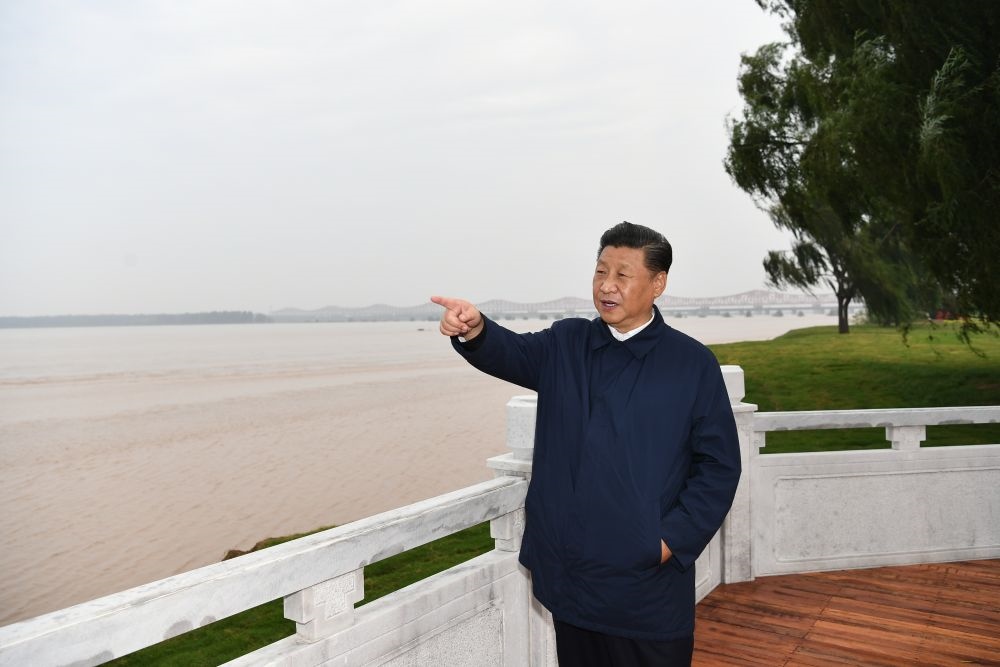 2019年9月16日至18日，中共中央總書記、國家主席、中央軍委主席習(xí)近平在河南考察。這是17日下午，習(xí)近平在鄭州黃河國家地質(zhì)公園，眺望黃河鄭州段。新華社記者 謝環(huán)馳 攝
