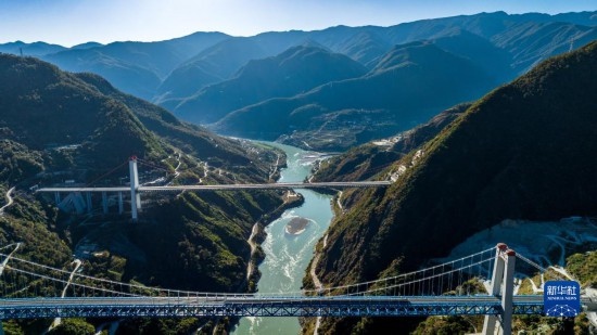 11月25日拍攝的麗香鐵路金沙江特大橋（前），遠(yuǎn)處是麗香高速特大橋（無(wú)人機(jī)照片）。