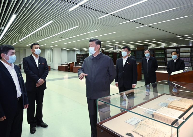 2022年4月25日，習(xí)近平來到中國人民大學(xué)考察調(diào)研。這是他在圖書館考察。