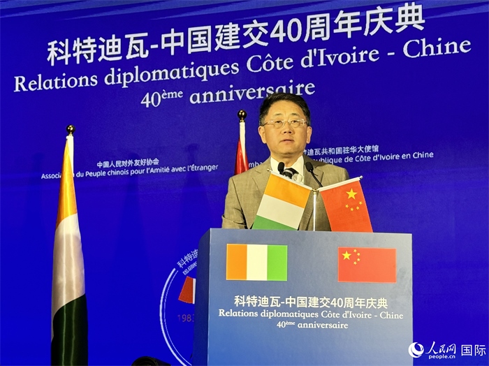 中國人民對外友好協(xié)會副會長姜江在招待會上致辭。人民網 謝瑩攝