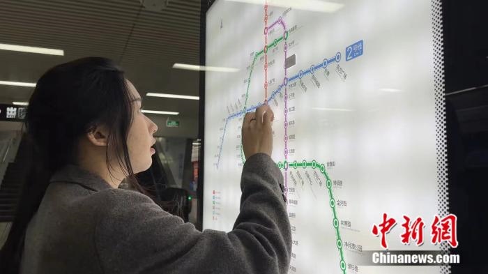 李佳夢正在坐地鐵。呂盛楠 攝