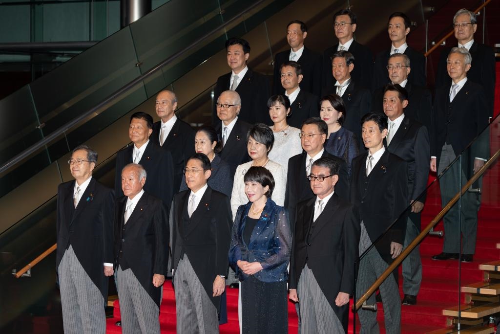 9月13日，日本首相岸田文雄（前排中）在東京的首相官邸率閣僚合影。新華社記者張笑宇攝