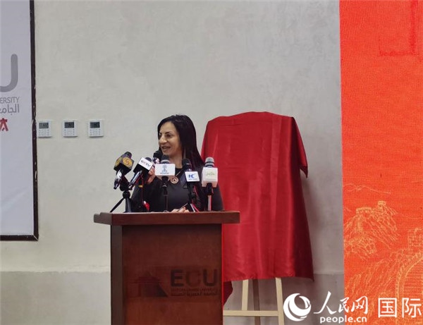 埃及中國(guó)大學(xué)副董事長(zhǎng)索娜塔致辭。人民網(wǎng)記者 沈小曉攝