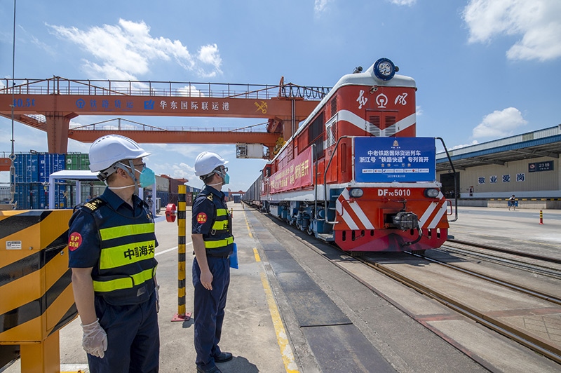 2022年6月29日，浙江金華，中老鐵路國際貨運(yùn)列車浙江號(hào)“鐵路快通”首趟專列經(jīng)海關(guān)監(jiān)管后，從金華南站鳴笛啟程，經(jīng)磨憨口岸駛向老撾萬象。