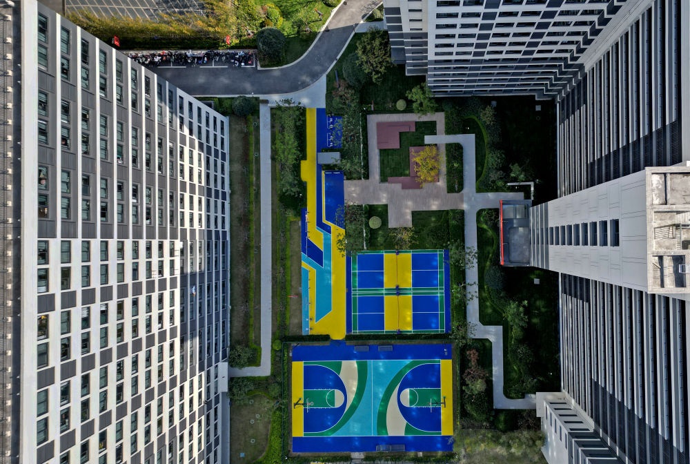 社區(qū)內(nèi)的運(yùn)動場地設(shè)施（無人機(jī)照片）。