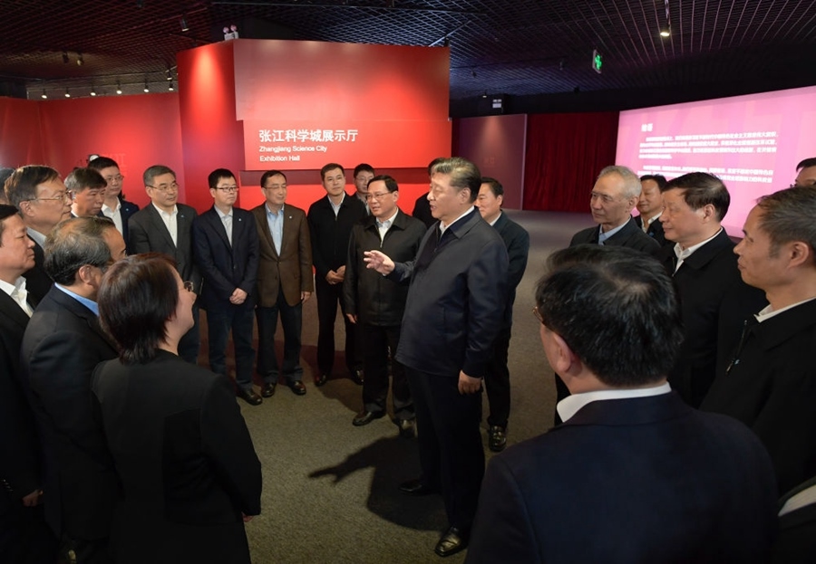 2018年11月6日，習(xí)近平在上海張江科學(xué)城展示廳考察時(shí)，同在場(chǎng)的科技工作者親切交談。