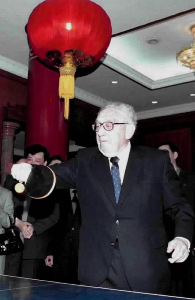 2001年3月18日，基辛格在中國(guó)人民對(duì)外友好協(xié)會(huì)紀(jì)念中美“乒乓外交”30周年的招待會(huì)開(kāi)始前揮拍助興。新華社發(fā)