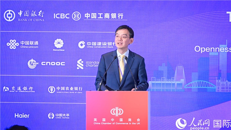 1. 英國中國商會會長、中國銀行倫敦分行行長方文建 致歡迎辭。郭錦標攝_副本