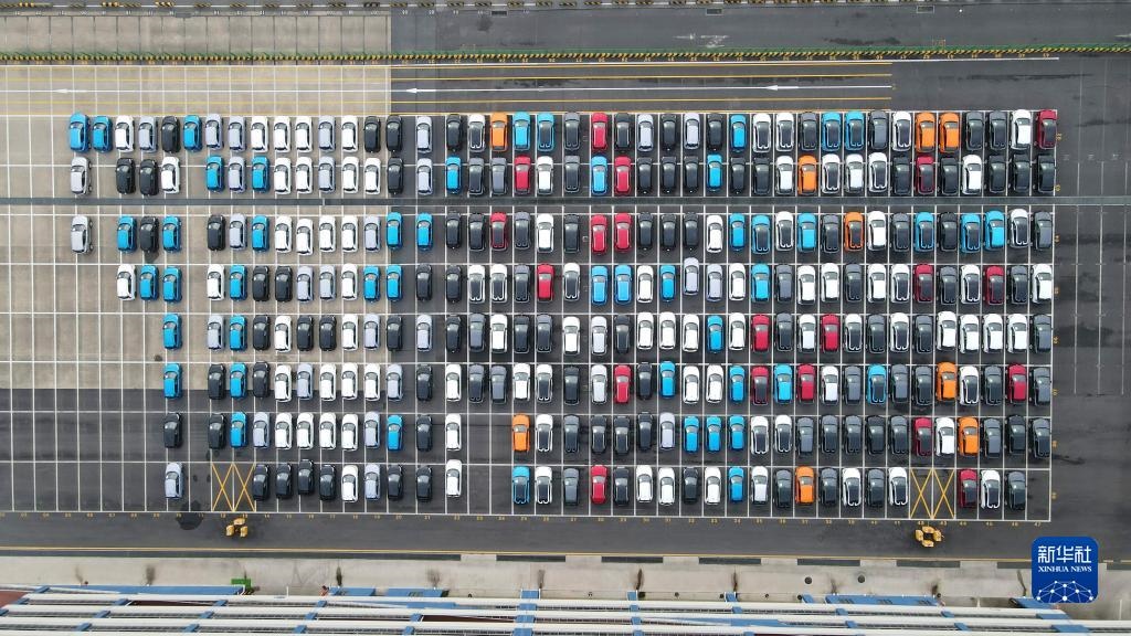 這是2023年7月9日在上海外高橋海通汽車碼頭拍攝的等待裝船運往澳大利亞的上汽MG品牌汽車和新能源車（無人機照片）。新華社記者 方喆 攝