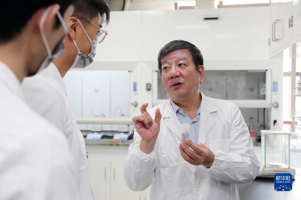 中國科學院院士、國家自然科學獎一等獎得主趙東元在復旦大學實驗室里指導學生（2023年9月2日攝）。新華社記者 劉穎 攝