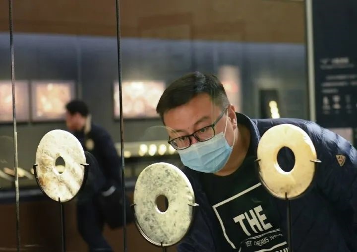 游客在良渚博物院觀看玉璧。新華社記者 翁忻旸 攝