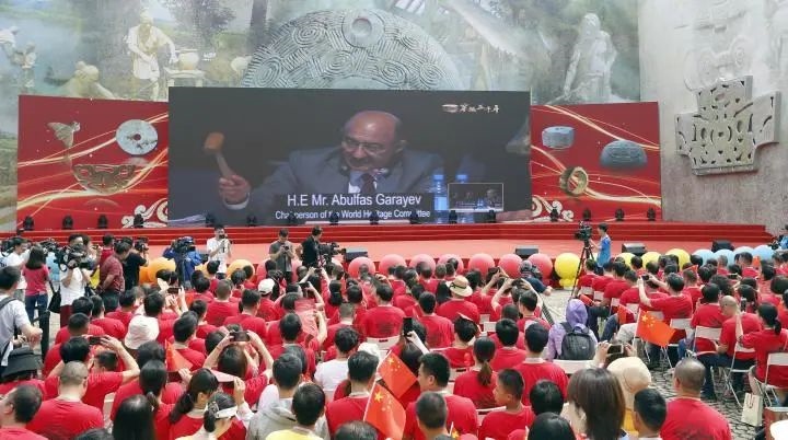 2019年7月6日，杭州市民揮舞國(guó)旗慶祝良渚古城遺址獲準(zhǔn)列入世界遺產(chǎn)名錄。記者 吳煌 倪雁強(qiáng) 攝