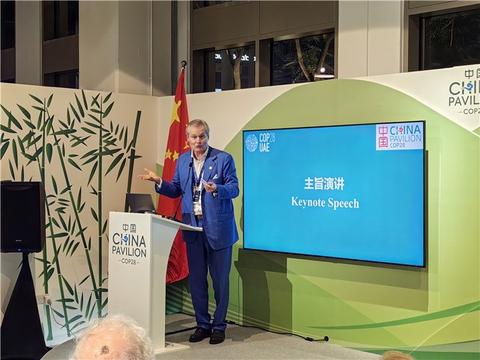 意大利都靈理工大學(xué)終身教授岡特·鮑利發(fā)言。COP28中國角供圖