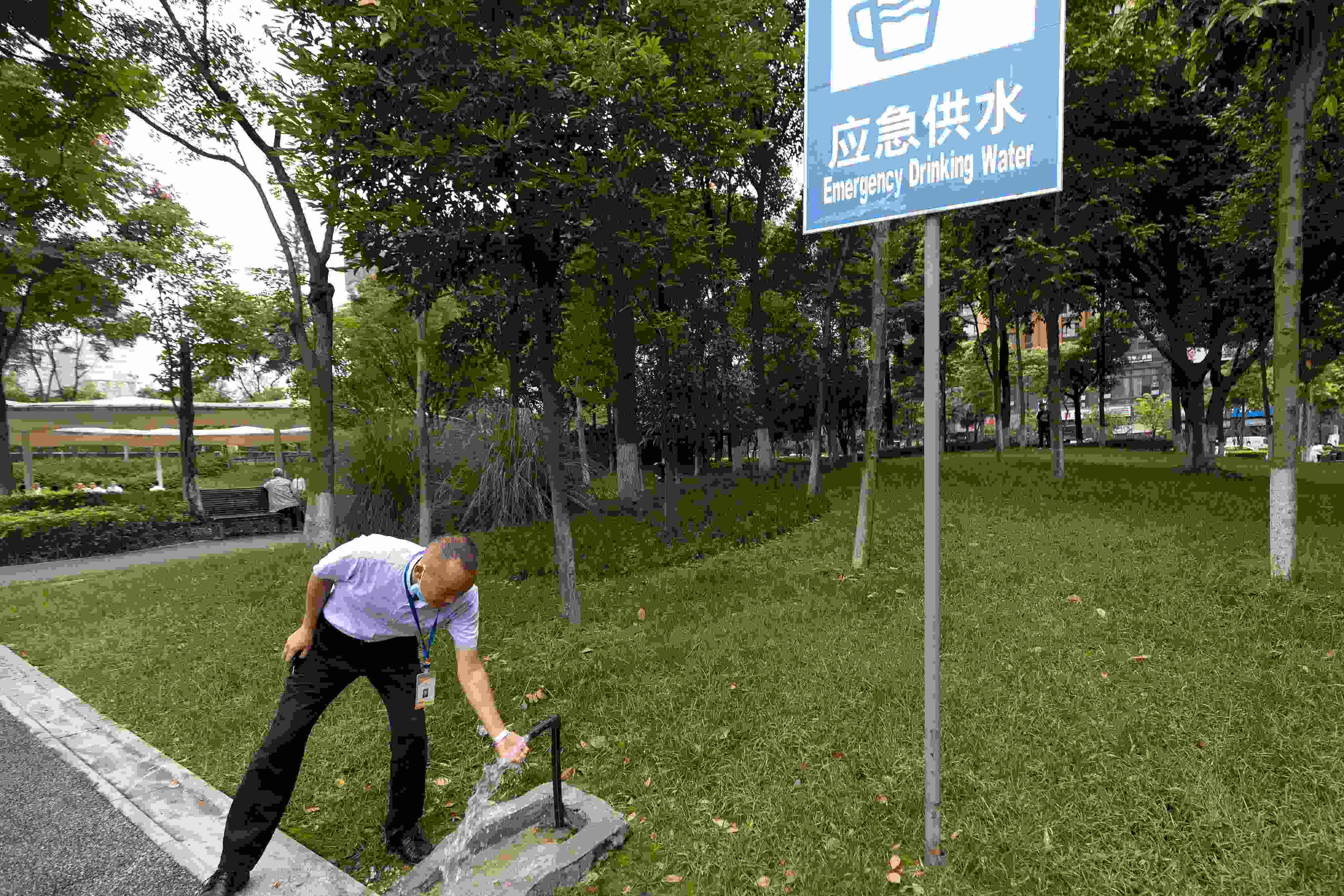 位于成都高新區(qū)天府二街與天府三街之間的大源中央公園，應(yīng)急供水設(shè)施標(biāo)識醒目。