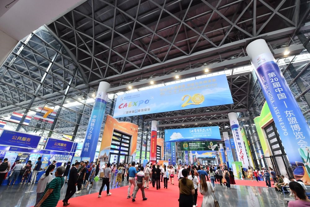 2023年9月18日，參觀者在第二十屆中國—東盟博覽會東盟商品展區(qū)選購商品。新華社記者 黃孝邦 攝