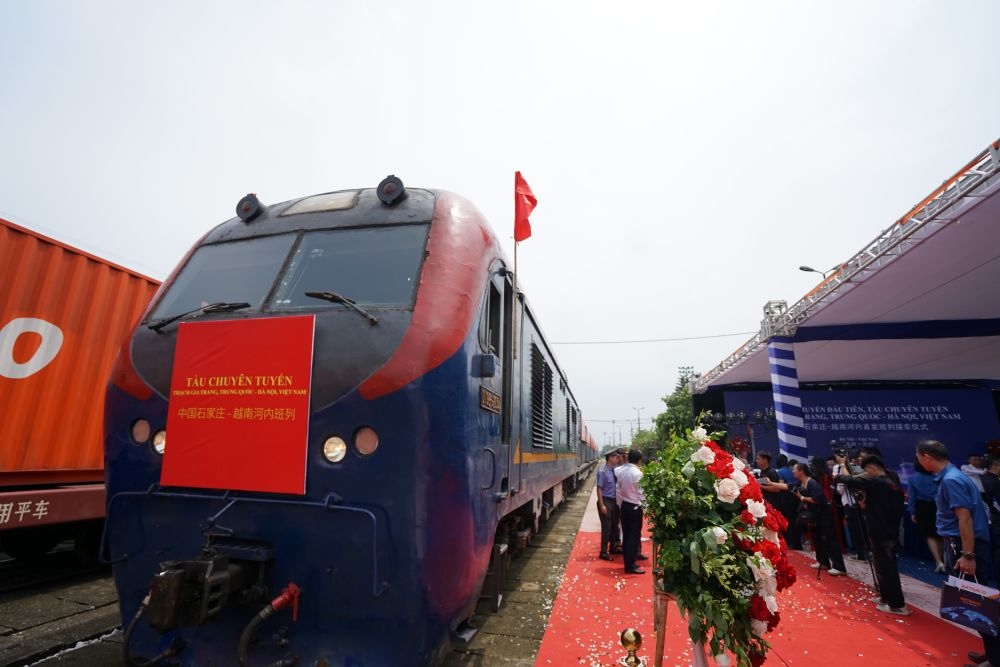 這是2023年8月2日在越南河內安員車站拍攝的首列“燕趙號”中越班列。新華社記者 胡佳麗 攝