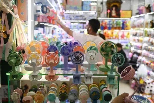 △近期，客商在浙江義烏國際商貿(mào)城采購商品。