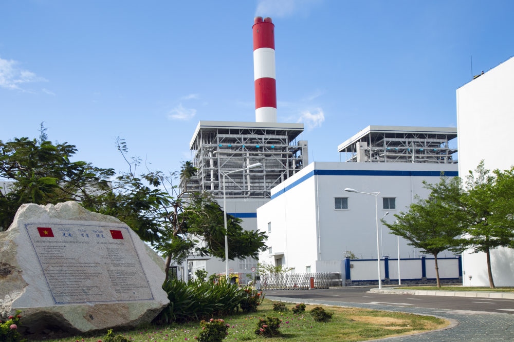 這是2021年3月24日在越南平順省拍攝的越南永新燃煤電廠一期BOT項目廠區(qū)。新華社發(fā)（南方電網越南永新公司供圖）