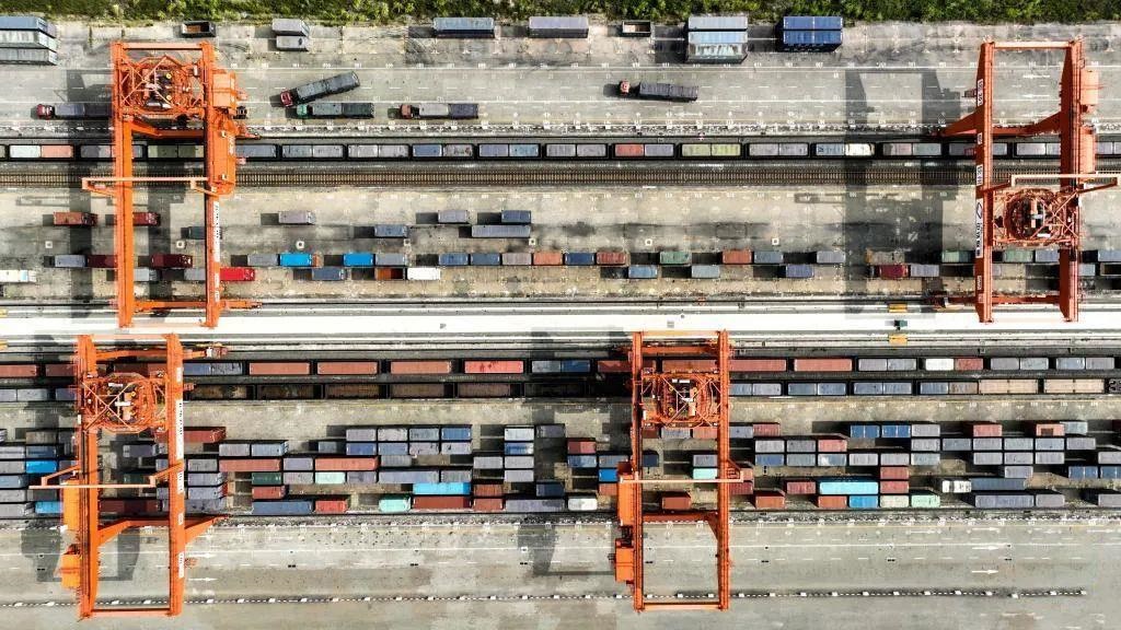 △2023年11月12日，火車在廣西欽州港碼頭裝運集裝箱。