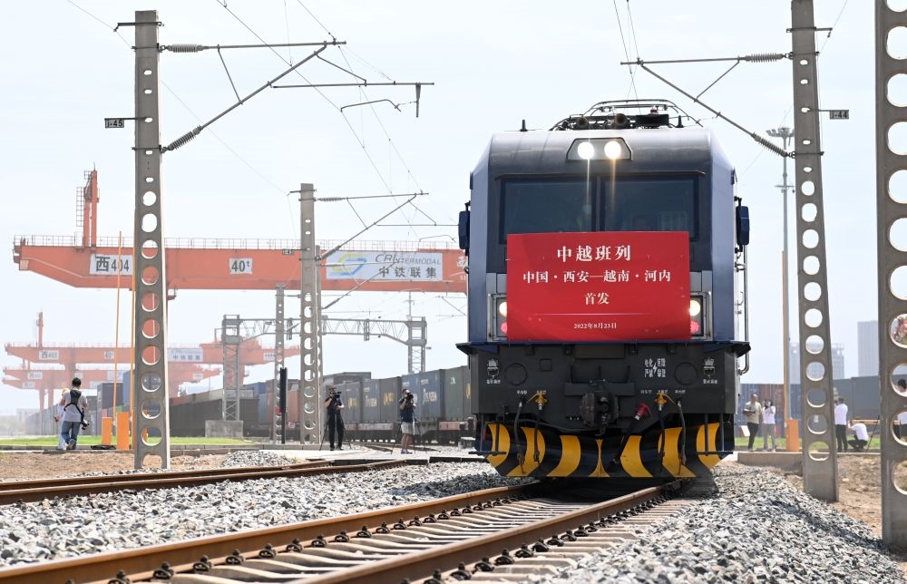 2022年8月23日，陜西首趟中越國際貨運班列由西安國際港站駛出開往越南河內。新華社記者 李一博 攝