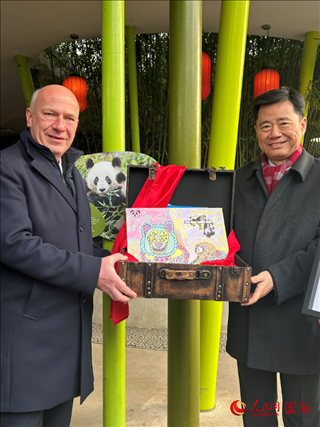 吳墾大使和韋格納市長手捧德國兒童為“夢想”“夢圓”準(zhǔn)備的手繪“送別大禮包”。人民網(wǎng)記者 徐馨攝