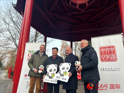 中國文化中心組織的主題活動(dòng)現(xiàn)場。從左至右依次為柏林動(dòng)物園園長克尼里姆、中國駐德國大使吳懇、柏林市長韋格納、柏林動(dòng)物園監(jiān)事會(huì)主席布魯克曼。人民網(wǎng)記者 徐馨攝