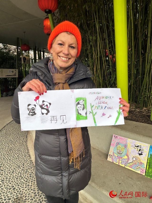 桑德拉和德國小朋友們的作品。右圖寫著“祝福好運(yùn)，再見 Pit和Paule（“夢想”“夢圓”的德語名字）”。人民網(wǎng)記者 徐馨攝