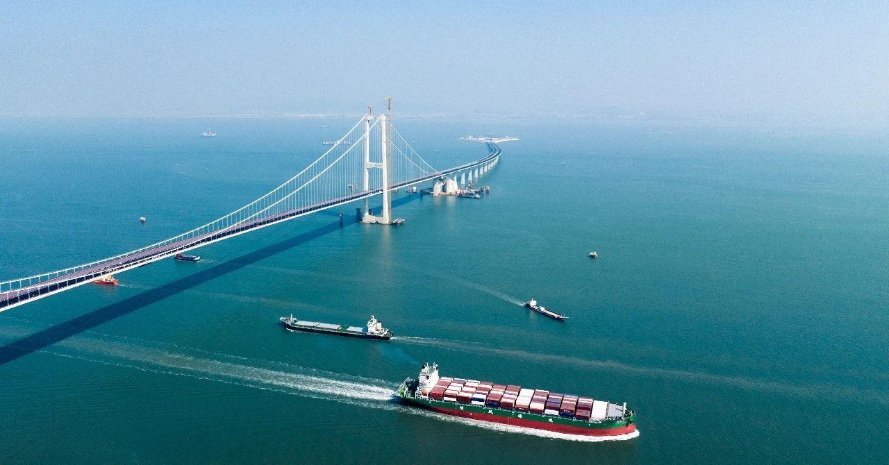 △2023年11月28日，國家重大工程深中通道海底沉管隧道貫通。