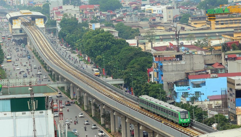 2021年11月6日，列車(chē)在越南首都河內(nèi)吉靈-河?xùn)|輕軌線上行駛。中企承建的越南首條城市輕軌項(xiàng)目交接儀式當(dāng)日在河內(nèi)舉行，標(biāo)志著該項(xiàng)目投入運(yùn)行。新華社/越通社
