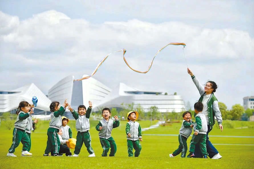  童心飛揚 在浙江衢州市智慧新城草坪公園，一名幼兒園老師揮舞彩帶，與孩子們一起玩耍。衢州市柯城區(qū)將兒童友好理念融入城區(qū)整體規(guī)劃，努力為兒童成長創(chuàng)造更好的發(fā)展環(huán)境，提升兒童和家庭的獲得感、幸福感、安全感。 衢州市柯城區(qū)某幼兒園哥倫比亞籍教師 莉莉安娜·雷斯特雷波·埃斯皮諾薩攝 “我和家人都很喜歡在衢州生活，這是一座兒童友好城市，有很多兒童營地和戶外活動場所。我看到孩子們在幼兒園、戶外非常快樂地玩耍，便用相機記錄下這美好時刻?！? /></p> <p style=