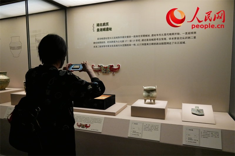 今年9月，觀眾正在參觀“鑒往知遠(yuǎn)——新時代考古成果展”。人民網(wǎng)記者 韋衍行攝