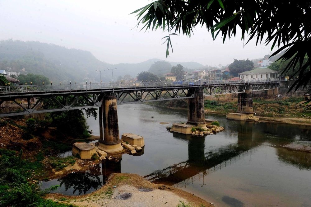 這是滇越鐵路連接中越兩國(guó)的中越鐵路大橋，橋的對(duì)岸是越南老街?。?010年3月20日攝）。