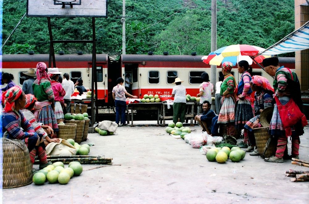 這是90年代中后期滇越鐵路沿線的集市，客運(yùn)列車的開行為當(dāng)?shù)氐拇迕駧?lái)商機(jī)。