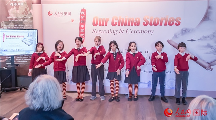肯辛頓韋德預備學校小學生表演。人民網 郭錦標攝