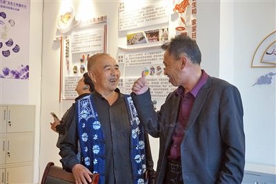  在大理州古生村訴訟服務(wù)站內(nèi)，全國人大代表樊九平為“阿鵬調(diào)解員”點(diǎn)贊。
