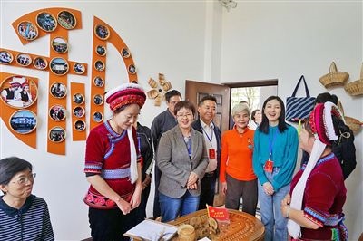  在大理法院喜洲法庭，代表們與“金花調(diào)解員”共同探討民族特色調(diào)解工作方法。