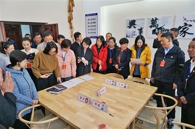  在劍川法院家事調(diào)解室內(nèi)，該院制作的《離婚證明書》引起了代表們的關(guān)注。