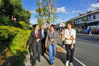 全國人大代表王爭(zhēng)（右一）、張海鷗（右二）向法官了解民族特色調(diào)解工作機(jī)制。
