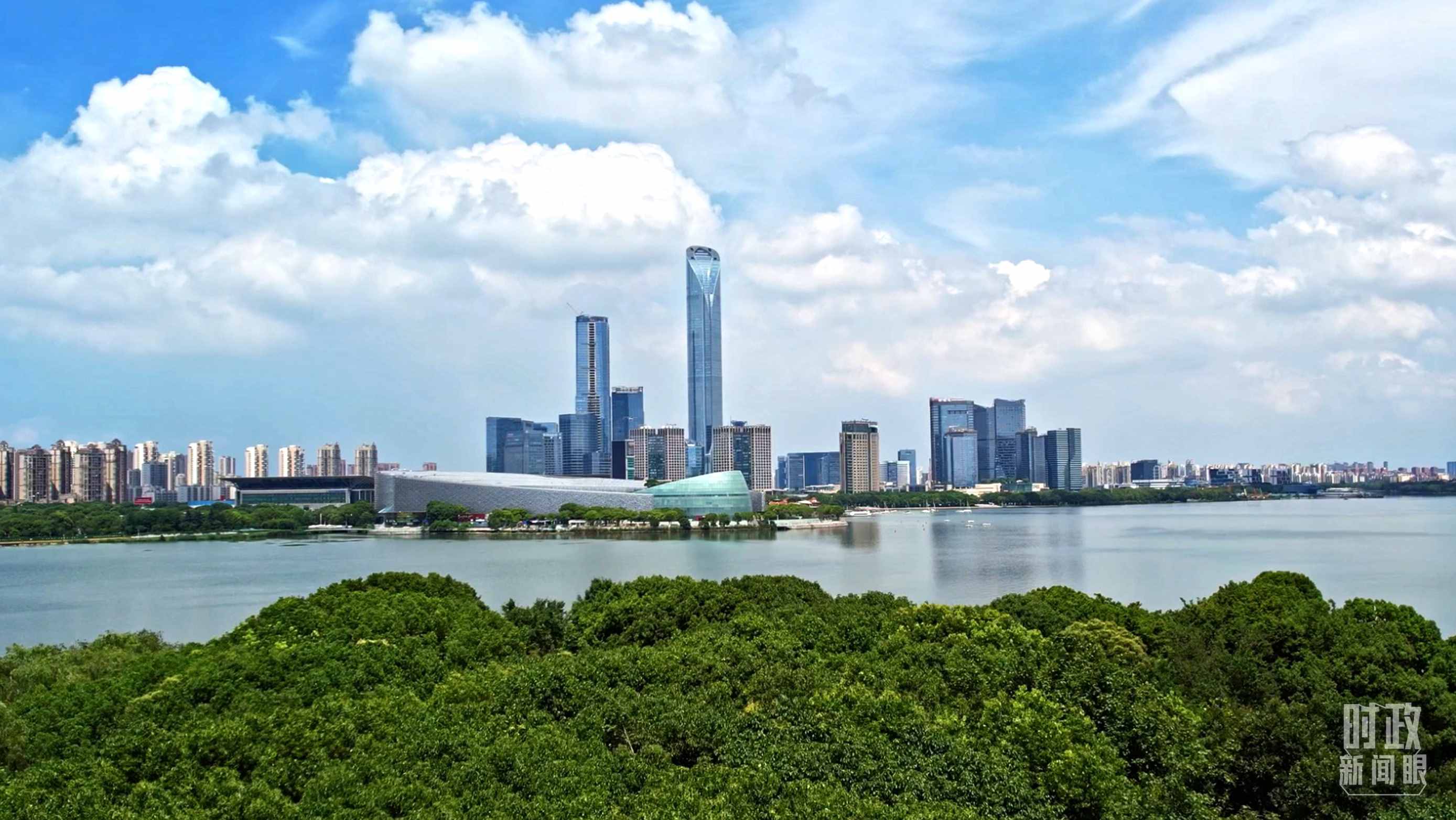 △金雞湖畔的蘇州工業(yè)園區(qū)。（總臺央視記者范凱拍攝）