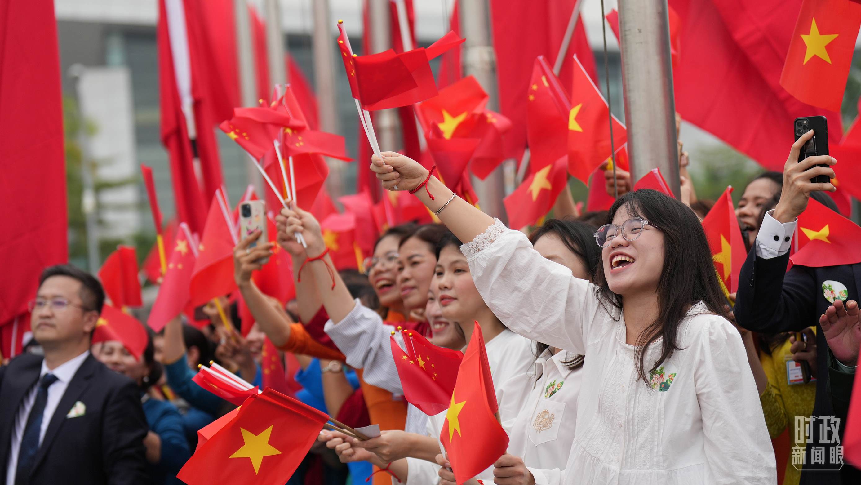 △人們揮舞兩國(guó)旗幟歡迎習(xí)近平訪越。（總臺(tái)國(guó)廣記者李晉拍攝）